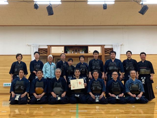 少年の部では「木刀による剣道基本技稽古法」の練習をしました。5月2日米沢上杉祭りの武てい式でも上級生が演武することになっています。新入門の3年生のお友達も元気にあいさつしてくれました。
一般の部は、福島の長谷川弘一範士八段、東京より出稽古の2名の先生方も参加され、1時間充実した地稽古ができました。指導員の新保禎之先生の昇段証書の贈呈も行われ、全員で記念撮影しました。

#米沢恒武館 #米沢 #山形 #剣道 #木刀による剣道基本技稽古法 #新入門 #範士八段 #出稽古 #昇段 #三條かの記念館 #上杉祭り　#武てい式