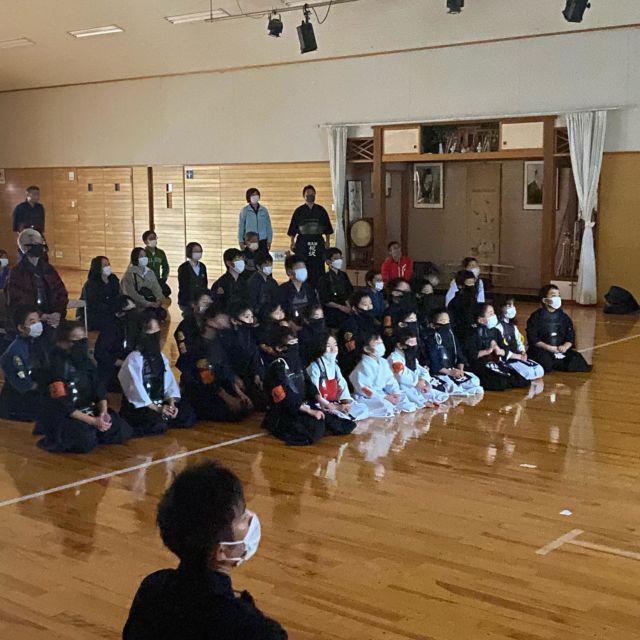 米沢市剣道連盟主催、合同稽古会が開催。作製したプロモーションビデオも上映されました。

マイナス3度の米沢。米沢市剣道連盟主催の合同稽古会が三條かの記念館で開催され、米沢剣道直養会、米沢恒武館の子供たちが元気に稽古しました。

稽古後には米沢市剣道連盟で作製したプロモーションビデオが上映され、子供たちは歓声を上げながら楽しく動画を見ることが出来ました。

動画はYouTubeで配信されています。
https://youtu.be/fp1ZwMADap0

動画作製にご協力いただいた先生方、保護者の方々ありがとうございました。特に動画の撮影、編集いただいた宮地靖文先生には心より御礼申し上げます。

一般の部もたくさん参加者がおり、子供たちに負けない熱い稽古が繰り広げられました。

#米沢恒武館 #剣道 #米沢 #山形 #三條かの記念館 #少年少女剣道 #剣道男子 #剣道女子 #剣道クラブ #剣道教室  #米沢市剣道連盟 #合同稽古会 #プロモーション動画 #youtube