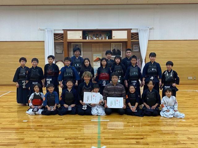 剣道1級証書授与

昨年から剣道を始め、12月の昇級審査会で1級を取得した保護者剣士2名に合格証書が授与されました。

少年の部の子供たちも元気に稽古しました。

一般の部も基本稽古、回り稽古と白熱した稽古ができました。

#米沢恒武館 #米沢 #山形 #剣道 #剣道教室 #剣道クラブ #少年少女剣道 #剣道男子 #剣道女子 #生涯剣道 #剣道八段 #子供から大人まで #剣道一級合格