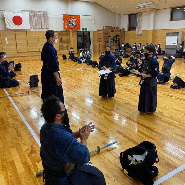 寒波が続く米沢。少年の部の子供たちは今日も元気に稽古しました。

稽古後、全国少年剣士書道展で奨励賞をいただいた3年生の新保さんの伝達表彰式が行われました。

一般の部の大人たちも毎日の雪かきの疲れを感じさせない気合の入った稽古をしていました。

#米沢恒武館 #米沢 #山形 #剣道 #剣道教室 #剣道クラブ #少年少女剣道 #剣道男子 #剣道女子 #生涯剣道 #剣道八段 #書道 #全国少年剣士書道展 #全日本剣道道場連盟