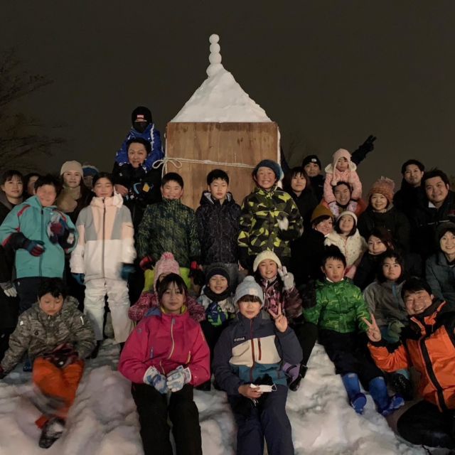 課外活動雪灯篭作り☃️

2月11、12日に山形県米沢市で開催される上杉雪灯篭まつりに向けて、雪灯篭作りに参加しました。

今日は雪灯篭の土台となる型枠に雪を積めて固めるとうふ作りをしました。

スコップやバケツを使って、みんな楽しく雪詰めができました。

10日（金）に型枠を外し、雪灯篭を削り出す作業が行われます。当日は少年の部の稽古はお休みとなります。一般の部は通常通り20時から開催です。

#米沢恒武館 #米沢 #山形 #剣道 #剣道教室 #剣道クラブ #少年少女剣道 #剣道男子 #剣道女子 #生涯剣道 #剣道八段 #上杉雪灯篭まつり #雪灯篭 #伝国の杜