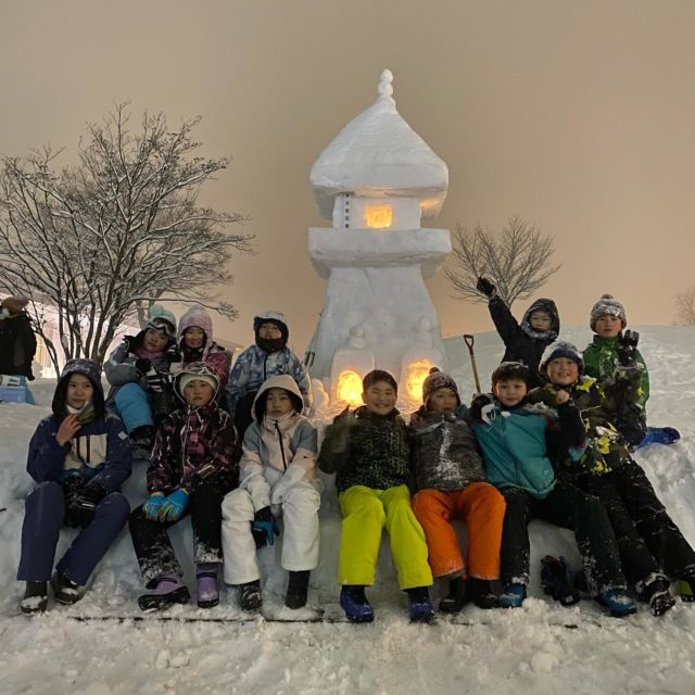 課外活動雪灯篭作り2❄️

2月11、12日に山形県米沢市で開催される上杉雪灯篭まつりに向けて、雪灯篭作り（2日目）に参加しました。

一昨日作成した雪灯篭の土台をスコップやノコギリ、植ベラなどを使って、削り出しました。

吹雪で寒い中の作業でしたが、子供と大人が協力して作業をすすめ、雪灯篭に火を灯すことができました。恒武館の雪灯篭は伝国の杜東側ファミリーマートの目の前にあります。

上杉神社や伝国の杜周辺には100基以上の雪灯篭が作製され、明日からのお祭りは雪国の幻想的な風景を味わうことができます。

#米沢恒武館 #米沢 #山形 #剣道 #剣道教室 #剣道クラブ #少年少女剣道 #剣道男子 #剣道女子 #生涯剣道 #剣道八段 #上杉雪灯篭まつり #雪灯篭 #伝国の杜