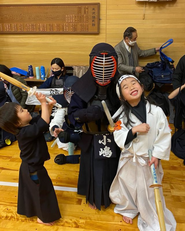 雪解けが進む米沢。少年の部の子供たちは今日も元気に稽古しました。ハチマキ組の2人が面つけデビューしました。受験を終えた中学3年生や高校3年生が稽古に来てくれました。

一般の部は中学生から大人まで基本稽古、回り稽古を行い、充実した稽古ができました。

#米沢恒武館 #米沢 #山形 #剣道 #剣道教室 #剣道クラブ #少年少女剣道 #剣道男子 #剣道女子 #生涯剣道 #剣道八段 #面つけデビュー #卒業生