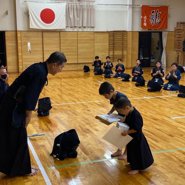 大雨の米沢。少年の部の子供たちは今日も元気に稽古しました。
稽古後、先日の大会の伝達表彰式が行われ、敢闘賞の那須兄弟が表彰されました。

一般の方は構え、攻めを意識して、基本稽古、回り稽古を行いました。

#米沢恒武館 #米沢 #置賜 #山形 #剣道 #剣道教室 #剣道クラブ #少年少女剣道 #剣道男子 #剣道女子 #生涯剣道 #剣道八段 #三條かの記念館 #大人から始める剣道 #kendo #リバ剣