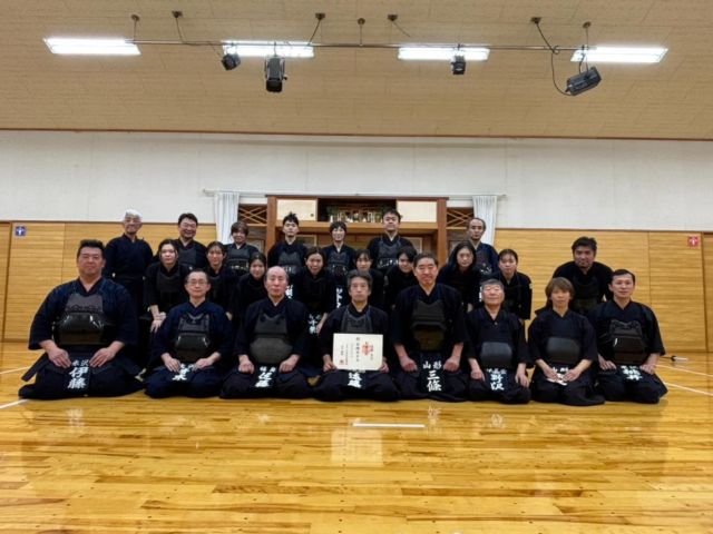 剣道二段証書授与

夏の剣道昇段審査会において二段に合格された一般の部遠藤さんに証書が授与され、みんなで祝福の記念撮影を行いました。

#二段昇段 #証書授与 #一般の部 #米沢恒武館 #米沢 #置賜 #山形 #剣道 #剣道教室 #剣道部 #剣道クラブ #剣道部 #三條かの記念館 #kendo