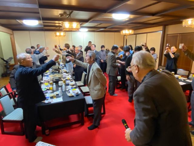 忘年会開催🍲

米沢恒武館の忘年会が志ん柳で開催され、後援会、保護者会、指導陣の総勢32名が参加しました。
志ん柳の美味しい料理とお酒で今年一年を振り返り、来年もさらによい一年になるよう、親睦を深めることができました。

志ん柳社長の椛沢先生、会場の準備から遅くまでお付き合いいただきありがとうございました。

#忘年会 #志ん柳 #後援会 #保護者会 #米沢恒武館 #米沢 #置賜 #山形 #剣道 #剣道教室 #剣道部 #剣道クラブ #剣道部 #三條かの記念館 #kendo