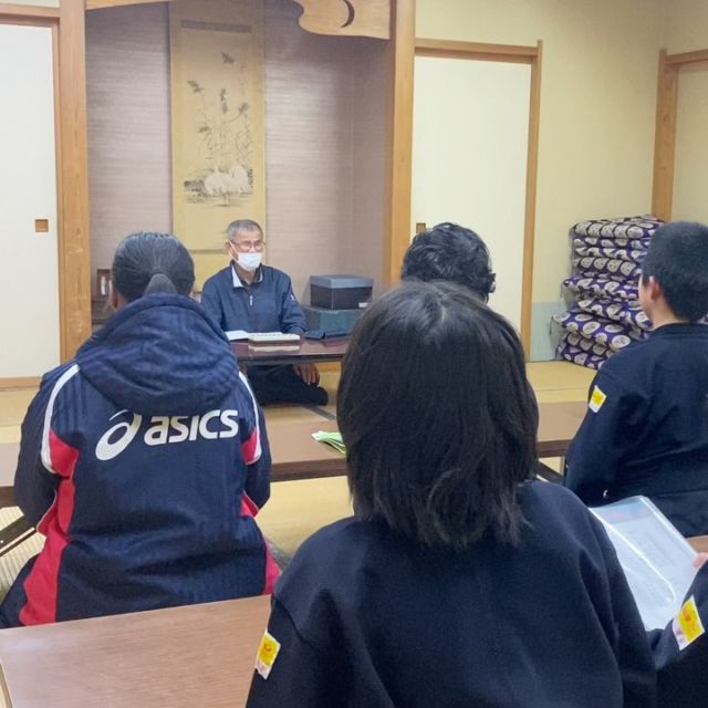 詩吟昇級審査に向けて猛特訓

12月に行われる詩吟の昇級審査に向けて宍戸岳荘先生のご指導のもと、上級生たちは詩吟の稽古に励んでいます。みんな上手になっています。

#詩吟 #米沢恒武館 #米沢 #置賜 #山形 #剣道 #剣道教室 #剣道部 #剣道クラブ #剣道部 #三條かの記念館 #kendo