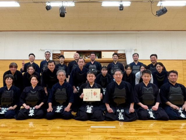 リバ剣士、初段証書授与

夏の剣道昇段審査会において初段に合格されたリバ剣士佐藤さんに証書が授与され、みんなで祝福の記念撮影を行いました。
久しぶりに稽古に参加した大学生からも進学の報告があり、みんなで激励しました。
一般の部は攻め、溜め、崩し、打ち切りを意識して、火曜日、金曜日の稽古に励んでいます。

#初段昇段 #証書授与 #一般の部 #米沢恒武館 #米沢 #置賜 #山形 #剣道 #剣道教室 #剣道部 #剣道クラブ #剣道部 #三條かの記念館 #kendo