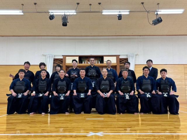 松脇伸介教士八段、矢吹裕二教士八段による剣道講習会

米沢市剣道連盟主催でお二人の八段を講師としてお招きし、2日間に渡る剣道講習会が開催されました。

松脇先生からは攻め方、突き技についてご指導をいただき、見たこともない鋭い突き技の実演に参加者一同驚愕でした。
また、小野派一刀流第十八代宗家でもある矢吹先生からは小野派一刀流の極意でもある切落とし、気位についてご指導いただきました。指導稽古では参加者全員が切落とし面をいただき、剣道の原点でもある古流の技の奥深さを感じることができました。

本当に有意義な2日間の講習会でした。
松脇先生、矢吹先生、お忙しい中米沢までお越しいただき本当にありがとうございました。

#米沢市剣道連盟 #松脇伸介 #矢吹裕二 #警視庁 #小野派一刀流 #三條かの記念館