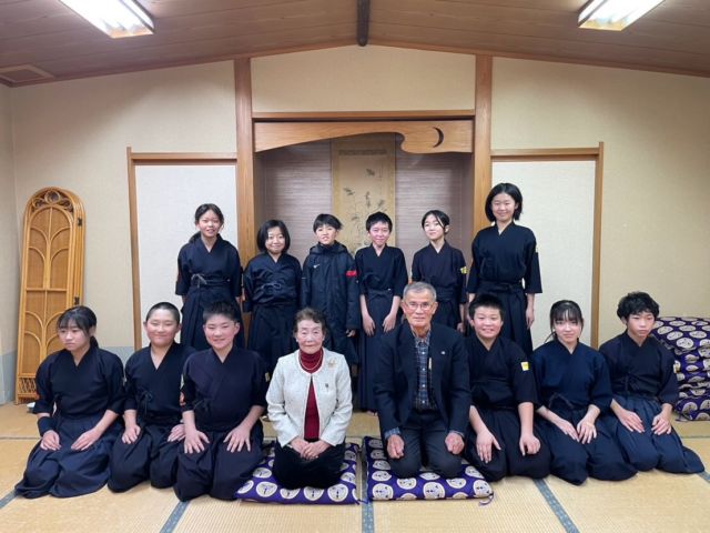 詩吟昇級審査会

詩吟の昇級審査会が開催され、5、6年生が審査に挑みました。
師範の宍戸岳荘先生にご指導いただいた成果を発揮し、全員が合格㊗️6年生は1級、5年生は2級をいただきました。

詩吟の背筋を伸ばす、お腹から発声するの成果を剣道にも活かしていきたいです。

#詩吟 #昇級審査会 #宍戸岳荘 #米沢恒武館 #米沢 #置賜 #山形 #剣道 #剣道教室 #剣道部 #剣道クラブ #剣道部 #三條かの記念館 #kendo