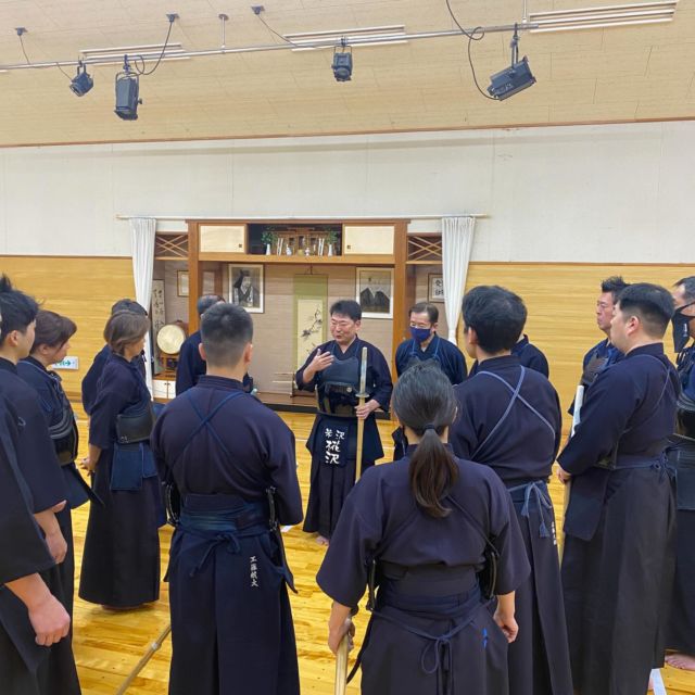 椛沢先生伝達講習、中学生の新入門

一般の部では椛沢先生が伝達講習を担当し、応用技、回り稽古をしました。

中学生が新たに入門してくれ、元気にあいさつしてくれました。みんなで激励の拍手を送りました。これから稽古頑張ってください！

#伝達講習会 #新入門 #中学生 #米沢恒武館 #米沢 #置賜 #山形 #剣道 #剣道教室 #剣道部 #剣道クラブ #剣道部 #三條かの記念館 #kendo