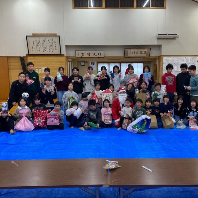 今年もサンタクロースがやってきた🎅

少年の部の子供たちが一同に介して、ハチマキ組演武、紅白戦、クリスマスお楽しみ会🎄が開催されました。

ハチマキ組は元気のある演武を披露してくれ、紅白戦はどの試合も見応えのある白熱した試合でした。

道場の床掃除、レクレーションなども行いました。

クリスマス会では今年はトナカイが不在の中、サンタクロースがかけつけてくれ、みんなでプレゼント交換をしたり、後援会からのお菓子や保護者会で用意いただいたクリスマスケーキなどをいただき、楽しい時間を過ごすことができました。

朝から準備いただいた後援会の荒井会長、保護者の方々、本当にありがとうございました。

#クリスマスお楽しみ会 #紅白戦 #クリスマスケーキ #床掃除 #後援会 #保護者会 #米沢恒武館 #米沢 #置賜 #山形 #剣道 #剣道教室 #剣道部 #剣道クラブ #剣道部 #三條かの記念館 #kendo