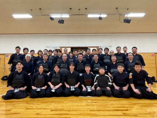 一般の部稽古納め

一般の部も今年最後の稽古となり、東京の松脇伸介教士八段や福島の佐藤孝康八段にも参加いただき、一年を締めくくるにふさわしい充実した稽古ができました。

1年間、各々の目標に向かって、楽しく、深く剣道と向きあい、よい稽古ができました。

来年もよい一年になりますように、皆様よいお年をお迎えください！

#稽古納め #米沢恒武館 #米沢 #山形 #剣道教室