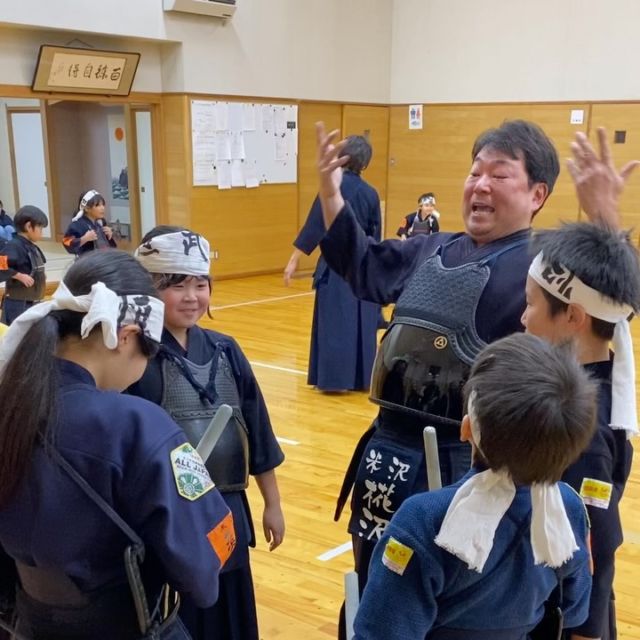 寒稽古開幕！寒さを吹き飛ばす気迫と熱気🔥

今年もついに「寒稽古」がスタートしました！
幼稚園児から小・中学生まで、道場に元気な声が響き渡ります。 特に中級組は、気合のこもった「声出し」から稽古。自分を奮い立たせる大きな声が、道場の空気を熱く変えてくれました。

今日は体験入門の小学5年生も参加。 初めての稽古に緊張しつつも、最後まで一生懸命に、元気に汗を流していました。初対面の方にもしっかり挨拶する姿に館長も感心していました。

一般の部も基本稽古から回り稽古まで、己と向き合い、心地よい汗を流した充実の時間となりました。

この冬、心も体も一回り大きく成長していきましょう！

#寒稽古 #剣道 #体験入門 #山形 #米沢恒武館