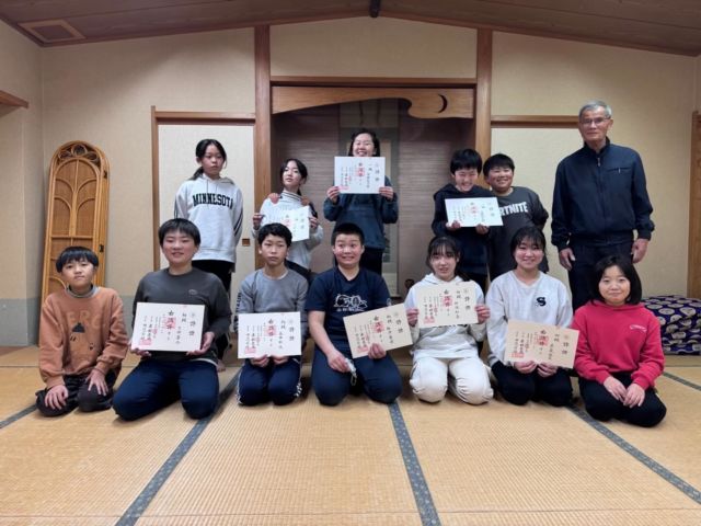 詩吟の昇級証書授与

昨年行われた詩吟の昇級審査に合格した5、6年生たちに師範の宍戸岳荘先生より昇級証書が授与されました。
これかも詩吟の稽古も頑張ります！

#米沢恒武館 #詩吟 #昇級証書