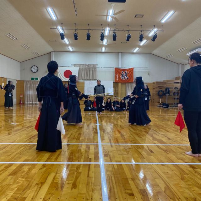 寒稽古納会開催

寒稽古納会が開催され、ハチマキ組は基本演武、中級組はリーグ戦、上級組と中学生はトーナメント戦を行いました。

ハチマキ組は元気に演武を披露し、中級組以上の試合はどの試合も見応えのある正々堂々とした試合でした。

#米沢恒武館 #剣道 #寒稽古納会