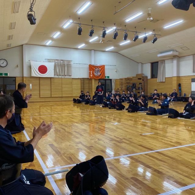 書道展で中学3年生伊藤さんが剣道時代賞受賞㊗️

全日本剣道道場連盟主催の日本剣道少年団研修会書道展で中学3年生の伊藤さんが「剣道時代賞」という全国で4番目の賞を受賞しました。
また中学2年生鈴木さん、小学6年生五十嵐さんも「佳作」と恒武館から3名が入賞しました。

3名とも文武両道で素晴らしいです！

上級生は足を使った稽古を頑張りました。中級・ハチマキ組は試合を頑張りました。

#米沢恒武館 #剣道 #日本剣道少年団研修会書道展 #書道