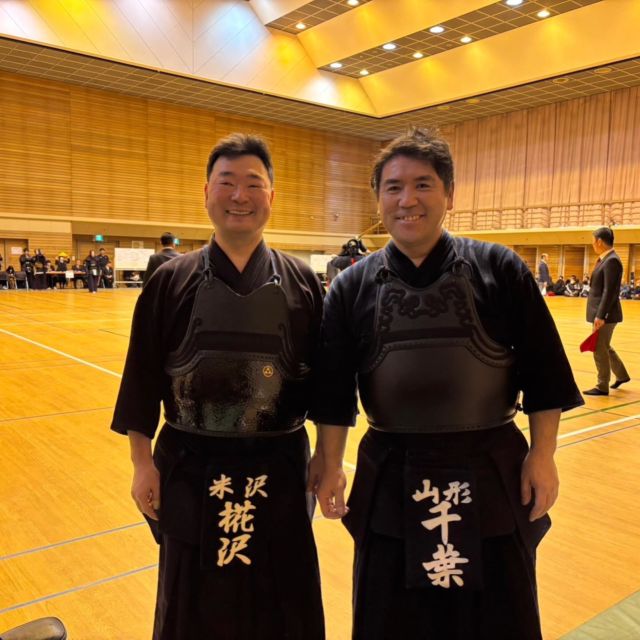 全日本都道府県対抗剣道優勝大会山形県予選会に出場！

指導員の椛沢先生、千葉先生の2名が出場しましたが、大健闘も予選突破はなりませんでした。

子供たちの指導だけでなく、己の剣道も研鑽を積み、お仕事も精力的にこなしながら大会に出場することは本当に大変なことです。

師弟同行、恒武館は素晴らしい指導者に恵まれています。

来年はぜひとも予選会を突破いただきたいです！

#米沢恒武館 #全日本都道府県対抗剣道優勝大会 #山形県予選会