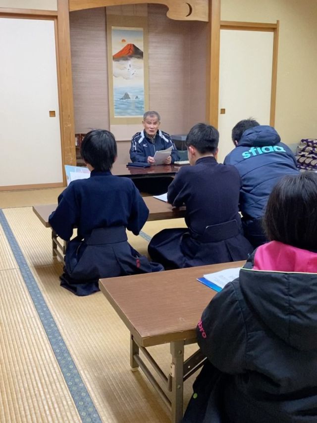 上級生の詩吟の稽古

水曜日は上級生が稽古しています。稽古後は宍戸岳荘先生の詩吟の稽古も行っています。
1月からは新しい歌、「富士山　石川丈山」の稽古をしています。

#米沢恒武館 #詩吟 #富士山 #石川丈山