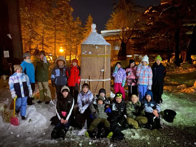 上杉雪灯篭まつりの雪灯篭（トーフ）作りに参加❄️

週末に開催される米沢市のイベント上杉雪灯篭まつりを彩る雪灯篭の製作が行われ、4年生以上の小学生が参加しました。

型枠のパネルの中に入って、投げ込まれた雪を踏み固める作業は重労働でしたが、たくましい6年生が率先して中に入り、頑丈なトーフを作ってくれました。

作業後は保護者会からお菓子をいただき、みんな大満足でした。

#米沢恒武館 #上杉雪灯篭まつり #雪灯篭