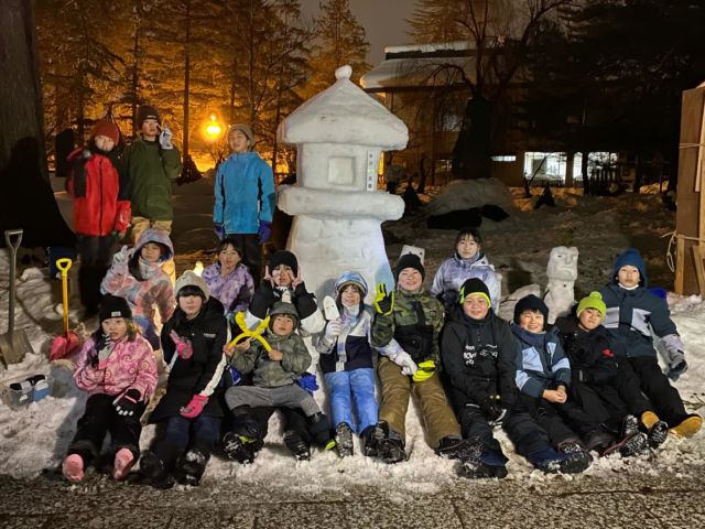 上杉雪灯篭まつりの雪灯篭作り

数日前に作製したトーフから雪灯篭を削り出す作業を行いました。みんなで協力して作った雪灯篭はとてもいい出来栄えとなりました。灯篭の周りにも各々自作の雪灯りを作製しました。

ご褒美にと保護者会からお菓子、お祭りの本部からは温かい玉こんにゃくと甘酒をいただき大満足でした！

おまつりが大盛況となりますように！

#米沢恒武館 #上杉雪灯篭まつり