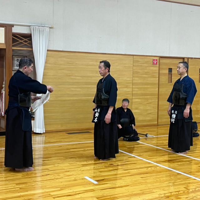 称号証書授与

一般稽古会の鈴木七段、種村七段に錬士称号証書が授与されました。
一般稽古会の先生方はそれぞれ目標に向かって稽古に励んでいます。更なる高みを目指し、今日も白熱した稽古が行われました。

#米沢恒武館 #錬士 #称号証書授与