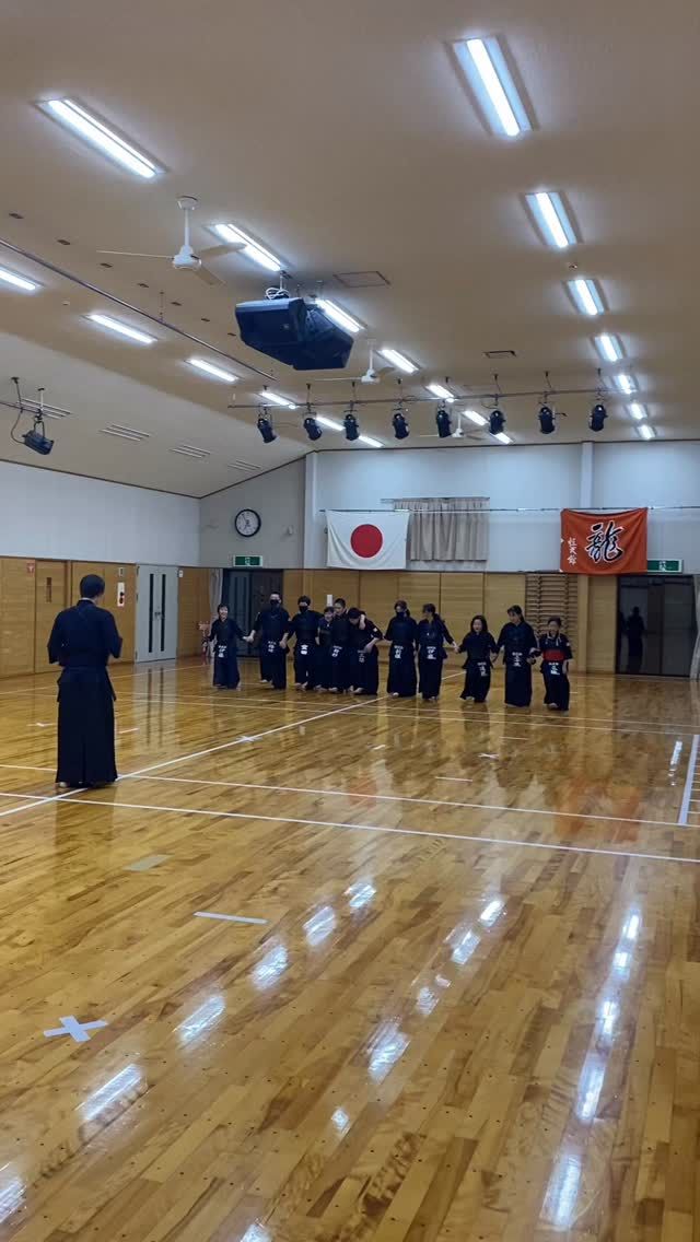 上級生の稽古

フットワークの強化の稽古に励んでいます。
6年生は後輩たちのよいお手本になってくれています。
6年生の稽古も残り1ヶ月。3月末の全国大会に向けてもうひと頑張り！

#米沢恒武館 #剣道 #フットワーク #剣道クラブ