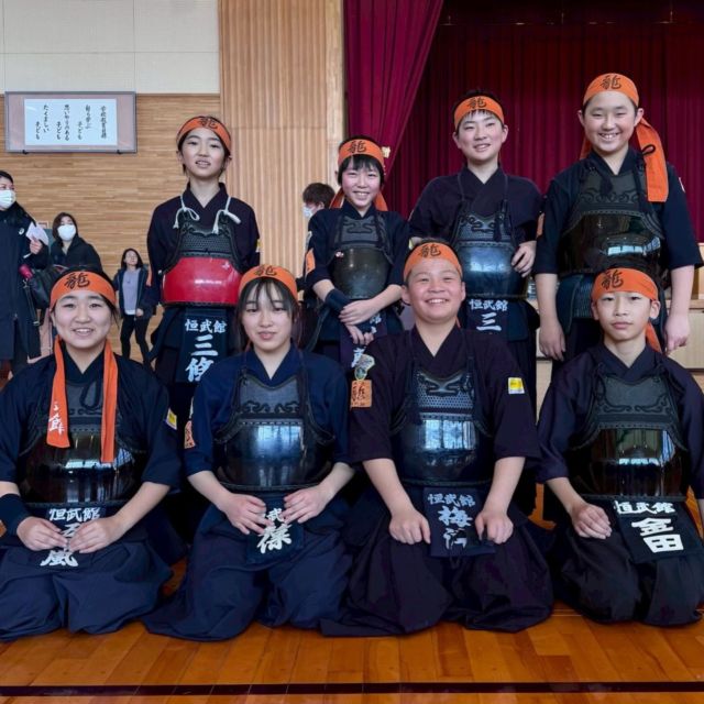 第33回安藤杯争奪少年剣道錬成大会に出場

全国選抜少年剣道錬成大会に出場する山形県内陸地区14チームが参加しました。
大谷小学校をお借りし、当館が主管での開催となりました。
開会式ではキャプテン梅津くんが元気に選手宣誓をしてくれました。
団体戦は予選リーグを3位で通過、決勝トーナメント1回戦
敗退の結果でした。
あと1ヶ月をきった水戸の全国大会に向けて稽古頑張ります。

大会をサポートいただきました内陸地区の役員審判の先生方、朝早くから会場を準備いただいた保護者の方々、本当にありがとうございました。

#米沢恒武館 #安藤杯争奪少年剣道錬成大会 #剣道 #選手宣誓