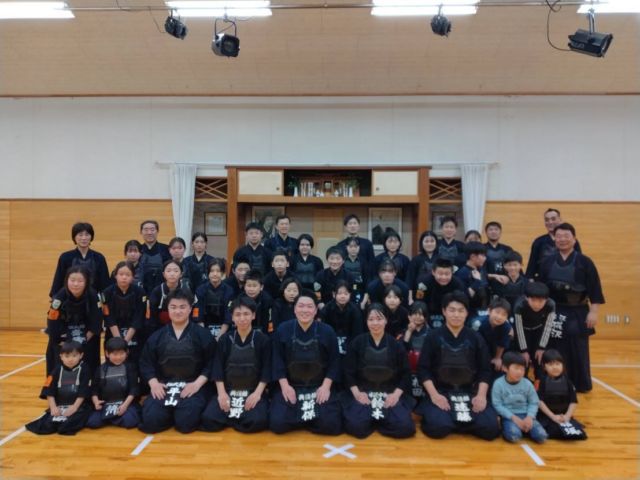 高校を卒業する恒武館OB・OGが来館🌸

3月に高校を卒業した恒武館OB・OGが来館し、後輩たちに稽古をつけてくれました。
稽古後はそれぞれが立派に挨拶をしてくれ、大きく成長した姿に一同感動しました。それぞれの進路に向かって信念を貫き、突き進んでください。米沢に帰ってきた時にはまた元気な姿を見せてください！

日本剣道少年団研修会書道展で佳作入賞の中学生の鈴木さんの伝達表彰式が行われました。文武両道素晴らしいです！

#高校3年生 #進学 #日本剣道少年団研修会書道展 #文武両道