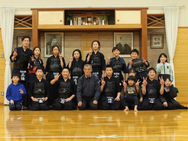 6年生、最後の詩吟の稽古

今年度の詩吟の稽古も最終回となりました。
ご指導いただいた宍戸岳荘先生にはのびのびと稽古をつけていただき、本当に感謝申し上げます。
6年生にはお腹から声を出す詩吟の発声法を忘れず、中学校でも活かしてほしいです。

#米沢恒武館 #剣道クラブ #詩吟