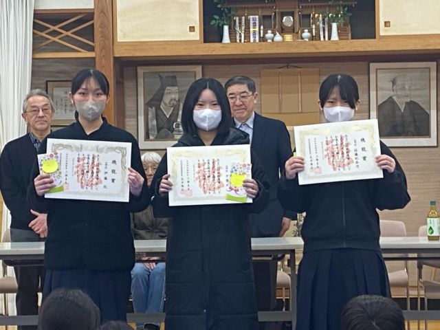 進級・進学祝賀会

中学3年生には飛龍賞、小学6年生には毘龍賞が授与されました。3学期皆勤賞、年間皆勤賞の表彰式も行われました。
後援会の荒井会長より3月末に水戸市で開催される全国大会に出場するメンバーに激励品の贈呈がありました。
また上級生は山形県南詩吟大会で発表した詩吟を詠ってくれました。
最後にみんなでご褒美をいただき、今年度の行事を締めくくりました。

#米沢恒武館 #米沢恒武館後援会 #進級進学祝賀会 #飛龍賞 #毘龍賞