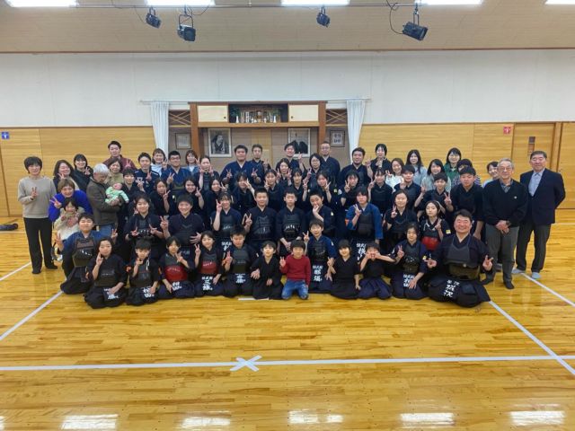 進級・進学祝賀会

米沢恒武館の進級・進学祝賀会が開催され、紅白試合、激励試合、親子剣道大会が行われました。
各々、1年間の稽古の成果が見え、どの試合も素晴らしい内容でした。保護者剣士も奮闘し、大いに盛り上がった試合内容でした。

#米沢恒武館 #剣道クラブ #進級進学祝賀会 #親子剣道大会