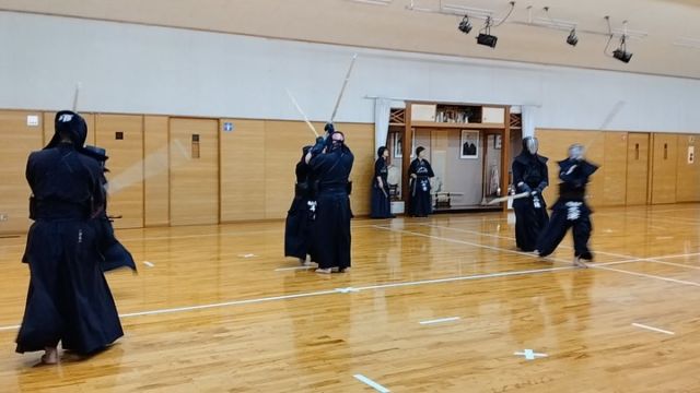 桜の季節の中、充実した稽古が行われました🌸

小学生以下19名、中学生17名で新年度がスタートし、みんな集中して稽古に取り組んでいました。
最後は全員で打ち込み稽古が行われ、特に中学生の打ち込みは良いお手本となりました。
稽古後のキャプテンによる「恒武館三誓訓」の発声も非常に力強く、道場に響いていました。
一般の部も多くの方にお集まりいただき、非常に充実した稽古会となりました。

#米沢恒武館 #剣道クラブ #打ち込み #恒武館三誓訓