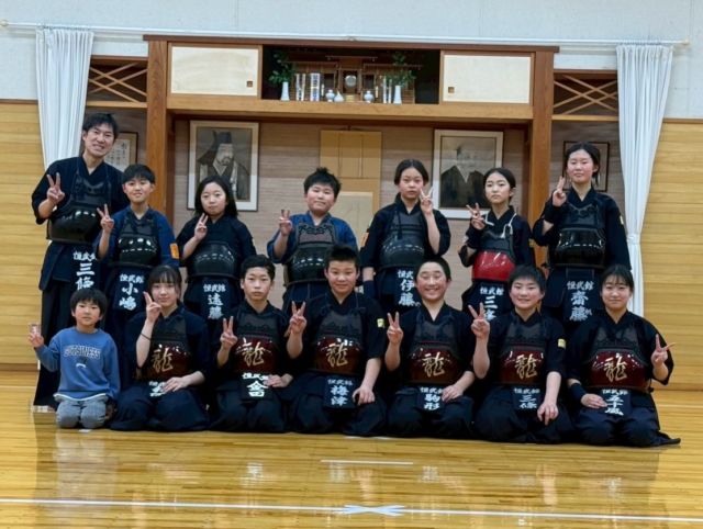 稽古最終日

上級生の稽古が今年度最後の稽古日となりました。
全国大会前の最終調整で試合練習をしました。
6年生は水戸で開催される全国選抜少年剣道大会が小学生の最後の大会となります。全力で大会頑張ってください！
小学生の稽古は春休みでお休みとなります。新年度は4月7日（火）より稽古スタートとなります。

#米沢恒武館 #剣道クラブ #稽古最終日