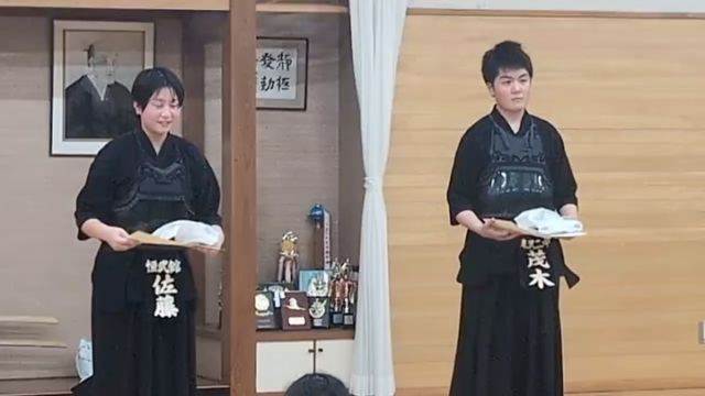 今年度最後の全体稽古

今年度最後の全体稽古が行われました。
恒武館を巣立つ中学3年生2人に飛龍賞が授与されました。
2人の力強い決意の言葉に、後輩たちだけでなく、大人も感動しました。高校でも己の信念を貫き頑張ってください。時間がある時は恒武館にも稽古に来てください！

#米沢恒武館 #剣道クラブ #飛龍賞