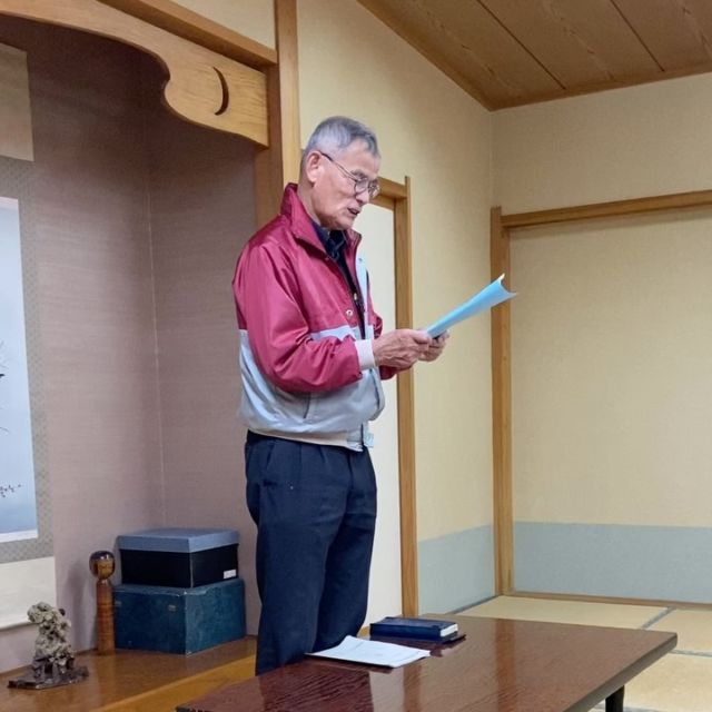 詩吟の稽古スタート

新年度の上級生の稽古もスタートしました。
稽古後は宍戸岳荘先生による詩吟の稽古が行われました。新４年生は詩吟初挑戦となり、宍戸先生がお手本で「九月十三夜　上杉謙信」を吟じていただきました。背筋を伸ばして、お腹から強く長く声を発声する詩吟は剣道にも活かされています。

#米沢恒武館 #剣道クラブ #詩吟 #九月十三夜 #上杉謙信